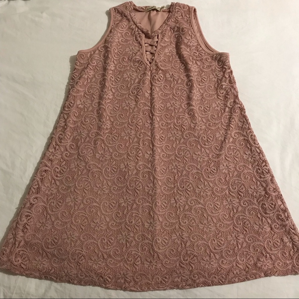 Sleeveless pink lace dress